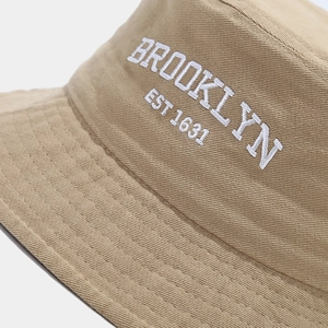 Cappello da pescatore beige in cotone con ricamo Brooklyn e tesa larga unisex