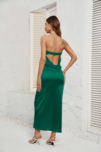 Dettaglio di un abito in raso verde scuro senza schienale con vita elastica e seta