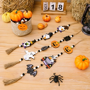 Halloween Holzperlengirlande mit Kürbis Geist und Fledermaus auf rustikalem Tisch