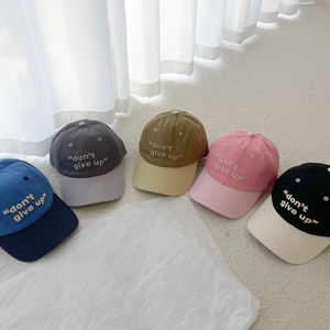 Detalle de gorras de béisbol de algodón con bordado de texto don't give up