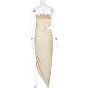 Détail d'une robe beige froncée avec découpes à la taille et ourlet asymétrique