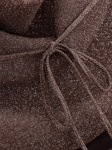 Dettaglio in primo piano del tessuto a maglia color caffè metallizzato con paillettes