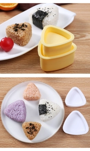 Dettaglio di stampi triangolari per onigiri gialli e bianchi su tavolo di legno