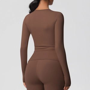 Détail de l'ensemble de sport marron montrant la coupe au dos et la texture mate