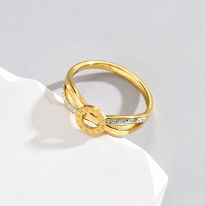 Bague luxueuse en or avec chiffres romains, cristaux et design double bande ajourée
