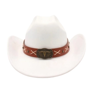 Dettaglio cappello cowboy bianco con emblema teschio di toro e cinturino in marrone