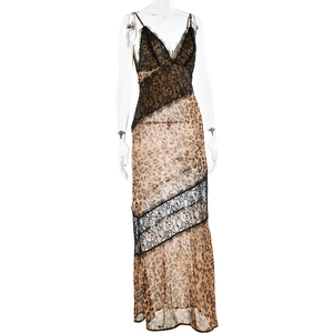 Détail de la robe léopard élégante avec dentelle noire et design sexy à col en V