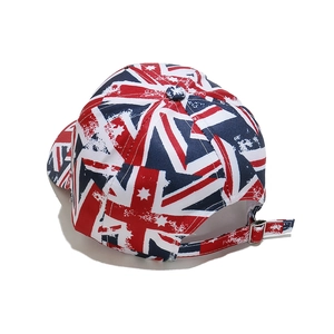 Détail de la boucle en métal et du motif Union Jack usé sur la casquette en coton