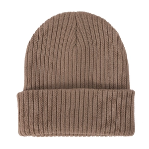 Primer plano del gorro de punto acanalado marrón que muestra detalles de la textura de tela