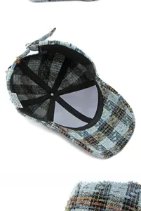 Detailoverzicht van tweed baseballpet interieur met zes-panel stiksels en metalen gespband