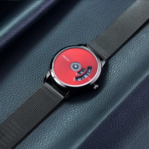 Detail der ORUSS Uhr mit rotem Drehzifferblatt und schwarzem Milanaise-Armband
