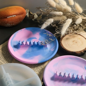 Moule en silicone rond pour plateau en résine époxy avec coupelles effet marbre