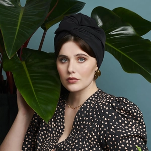 Detailaufnahme des schwarzen Turban-Stirnbands mit Falten und Knoten für Damen im Chic