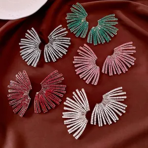 Boucles d'oreilles en strass en forme d'éventail de couleurs variées sur fond de soie