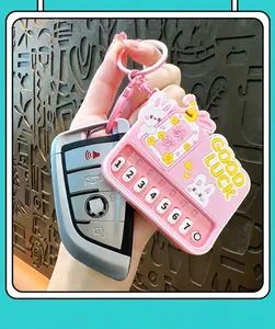 Nahaufnahme eines rosa Mini-Klavier-Schlüsselanhängers mit süßem Hasen-Motiv.