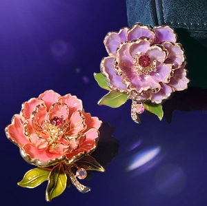 Broches élégantes pivoines en émail rose et lavande avec pétales bordés d'or fin