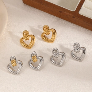 Boucles d'oreilles cœur en acier inoxydable texturé en finitions or, argent et bicolore