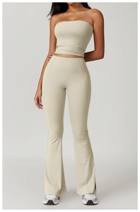 Détail du pantalon de yoga évasé taille haute avec fentes intérieures et ceinture