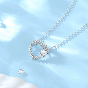 Funkelnde S925 Sterlingsilber Herz-Halskette mit Moissanit-Anhänger auf blauem Hintergrund
