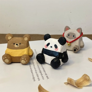 Trois figurines d'animaux en bois faites main représentant un ours, un panda et un chat