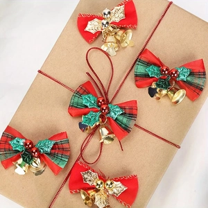 Weihnachten Mini Schleife Glocken Detailaufnahme, festliche Geschenkbox Dekor und Zubehör.