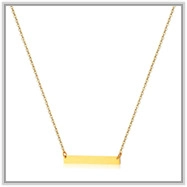 Makroaufnahme eines minimalistischen goldenen Stabanhängers an einer feinen Doppelkette