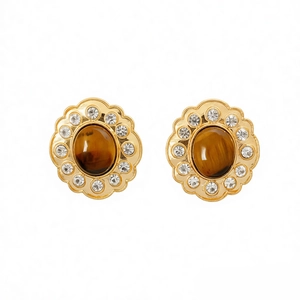 Orecchini vintage in oro con pietra occhio di tigre e halo di cristalli su fondo bianco