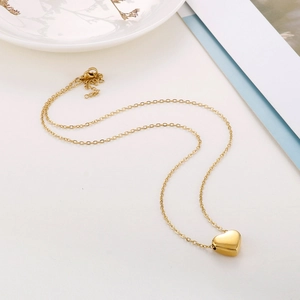Dettaglio della collana con ciondolo a cuore placcato oro 14k con finitura lucida