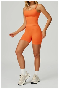 Détail d'un ensemble de yoga sans couture orange avec short taille haute et brassière