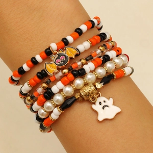 Set de pulseras de Halloween con dijes de murciélago y fantasma puestas en la muñeca
