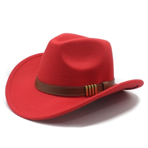 Chapeau de cowboy rouge en feutre à large bord avec ceinture en cuir et boucles