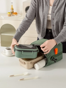 Putting a 1200ml lunch box into a large insulated bag with top handle and buckles