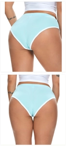 Detaillierte Rückansicht der himmelblauen Sportshorts mit weißem Rand für Damen