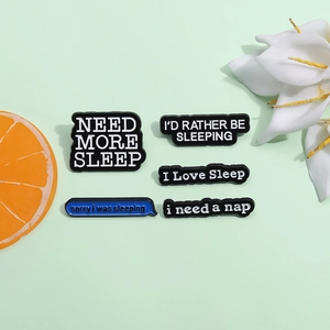 Set aus 5 Emaille-Pins mit I Love Sleep und Need More Sleep Sprüchen auf grünem Grund