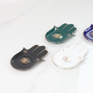 Details von vier bunten Hamsa-Schmuckschalen aus Keramik mit goldenem Augenmuster