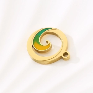 Goldener Spiralwellen-Anhänger mit grünem und gelbem Emaille auf weißem Stoff