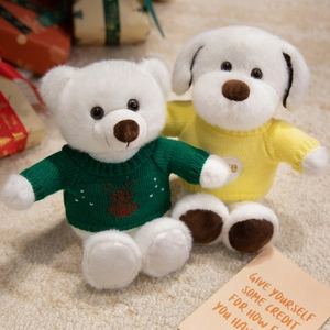 Ensemble peluches ours et chien avec pulls en tricot dans un décor de cadeau festif