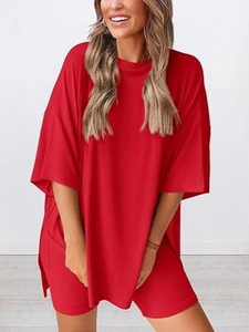 Helles rotes Oversize-Pyjama-Set bestehend aus T-Shirt und passender kurzer Hose
