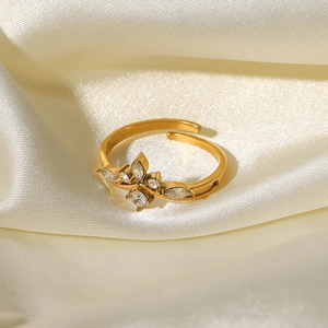 Détail d'une bague fleur plaquée or 18 carats avec oxydes de zirconium sur soie douce