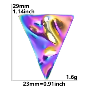 Détail du pendentif triangulaire arc-en-ciel en acier inoxydable avec dimensions et texture
