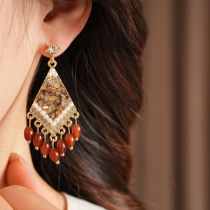 Elegantes pendientes rombo vintage con tachuelas cristal y borlas de cuentas
