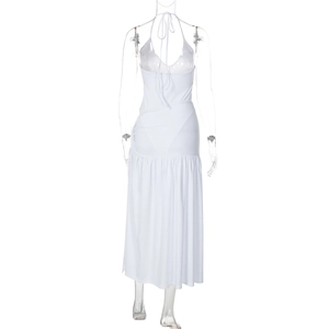 Rückansicht weißes rückenfreies Neckholder Kleid mit Bindeband und Rüschen am Saum