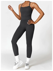 Vue complète de l'ensemble de yoga noir avec haut à dos nageur et legging taille haute