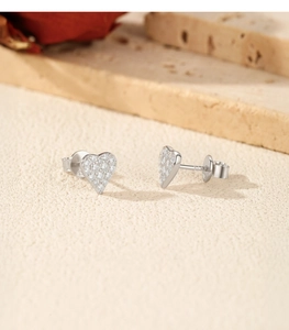 Détail de boucles d'oreilles cœur en argent sterling S925 avec poinçon d'authenticité