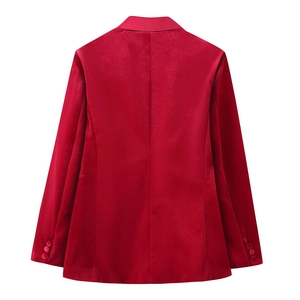 Vue arrière du blazer en velours rouge montrant une coupe élégante et texturée
