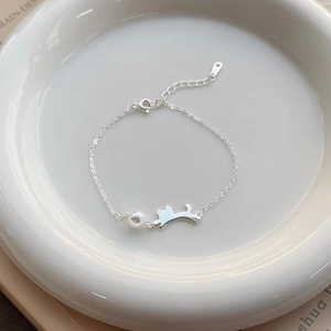 Elegante bracciale gatto in argento S925 con perla su piatto in ceramica minimalista