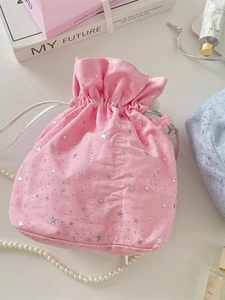 Borsa in tela rosa con coulisse e stelle argentate con accessori moda eleganti