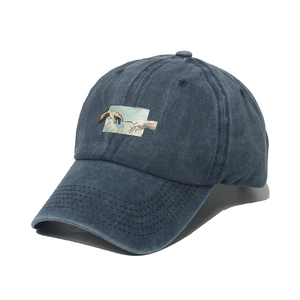 Casquette rétro bleu marine délavé avec broderie main artistique sur fond blanc