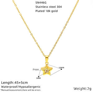 Collier en acier titane avec pendentif étoile en zircon et placage or 18 carats
