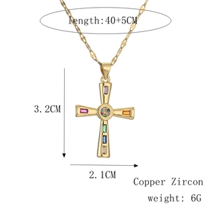 Dettaglio del ciondolo a croce con zirconi che mostra dimensioni 3,2x2,1CM e rame
